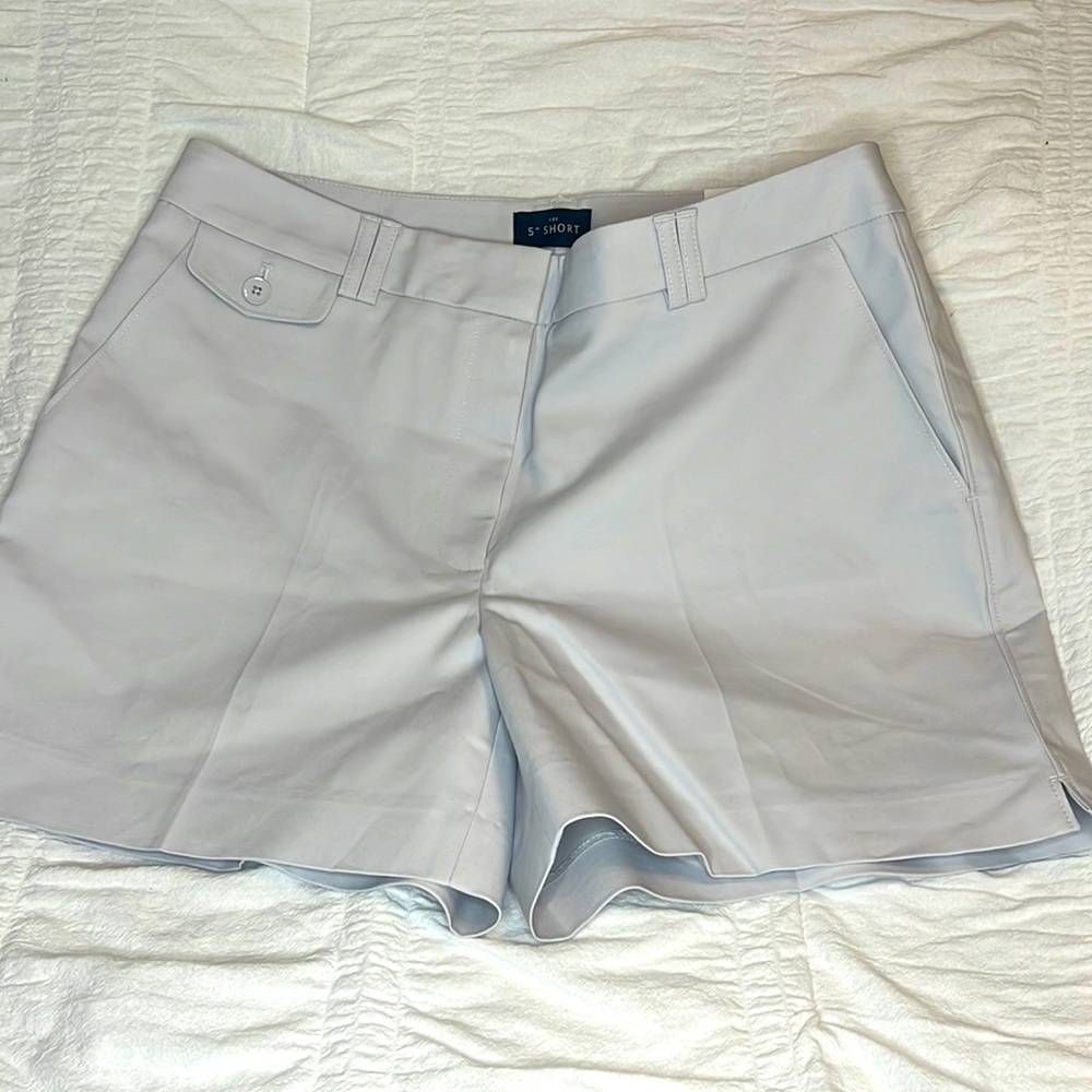 White House Black Market 5inch smart stretch shorts in color feather size 10